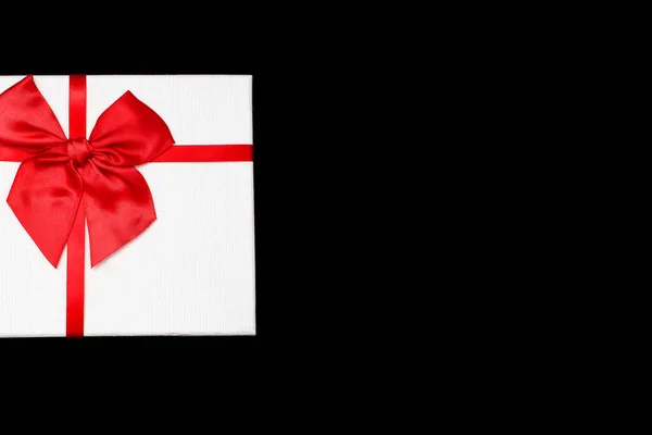 Fehér Ajándékdoboz Piros Szalaggal Masnival Fekete Háttérrel Ajándék Születésnapra Vagy — Stock Fotó