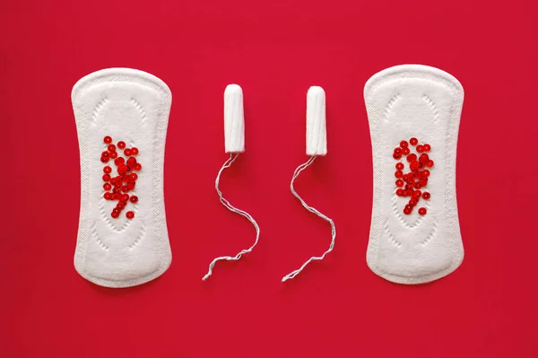 Két Menstruációs Tampon Két Menstruációs Párna Piros Háttérrel Fogalom Választás — Stock Fotó