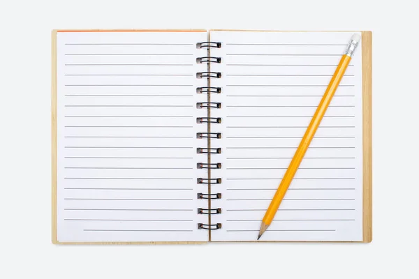 白色背景上有装订和黄色铅笔的开着的笔记本 用空白纸打开笔记本 自由的文字空间 可用于设计的空白笔记本电脑页 — 图库照片