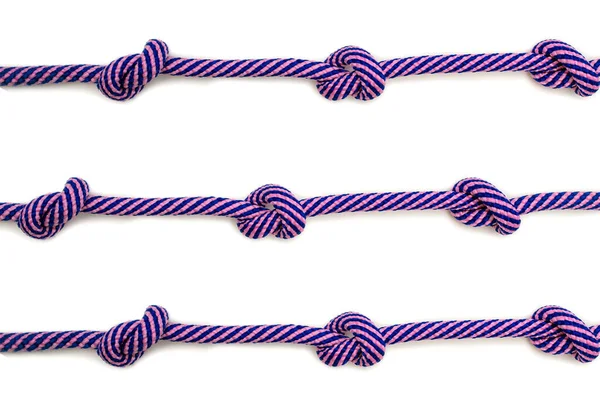 白色背景上有结节的彩色绳子的背景 三根结在白色孤立的背景上的绳子 多色强韧的绳索作为一种安全和力量的理念 — 图库照片