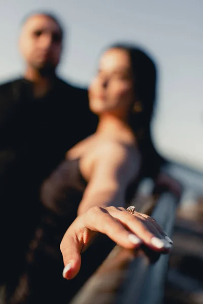 Ein Verlobungsring Mit Einem Edelstein Finger Einer Frau Die Von — Stockfoto