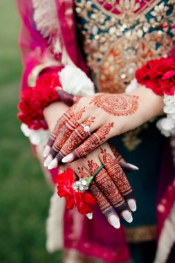 Hintli gelinin elleri geleneksel süsler şeklinde kıvırcık kırmızı desenlerle süslenir. Gelinin ellerinde güzel bir kızılderili kınası ve değerli taşlı bir yüzük