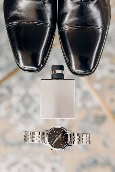 商人的配件 以黑色皮鞋 香水和手表的形式出现 男人的配件每天 商人昂贵的机械手表 — 图库照片