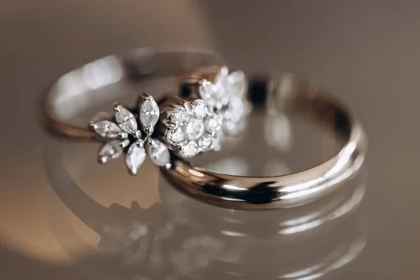 新娘和新郎的婚戒与宝石特写 金戒指和钻石的婚礼饰物 金银珠宝和宝石制成的结婚戒指 — 图库照片
