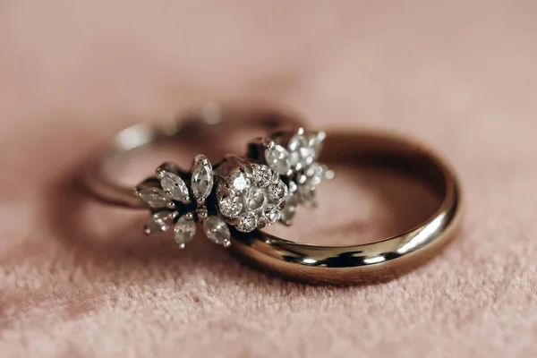 보석을 밀봉하여 신부와 신랑의 금반지 형태의 결혼식 액세서리 다이아몬드 귀금속 — 스톡 사진