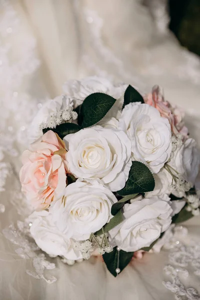 以人造花卉的形式进行婚礼装饰 准备新娘和新郎的仪式 为准备举行婚礼的地方以花卉形式装饰 — 图库照片