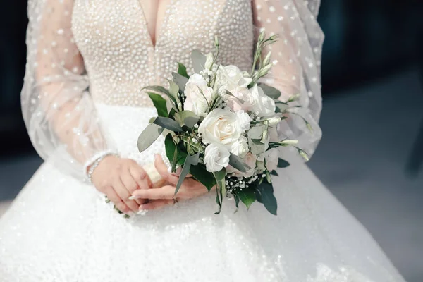 Menyasszony Fehér Menyasszonyi Ruhában Tart Egy Csokor Rózsát Közelről Menyasszonyi — Stock Fotó