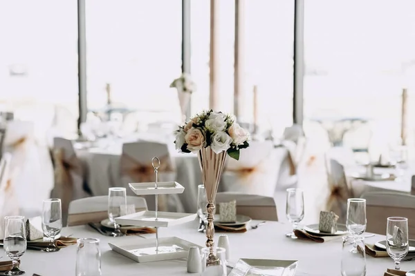 Στρογγυλό Τραπέζι Σερβιρίσματος Εστιατόριο Διακοσμημένο Λουλούδια Ένα Εστιατόριο Γιορτινή Διακόσμηση — Φωτογραφία Αρχείου