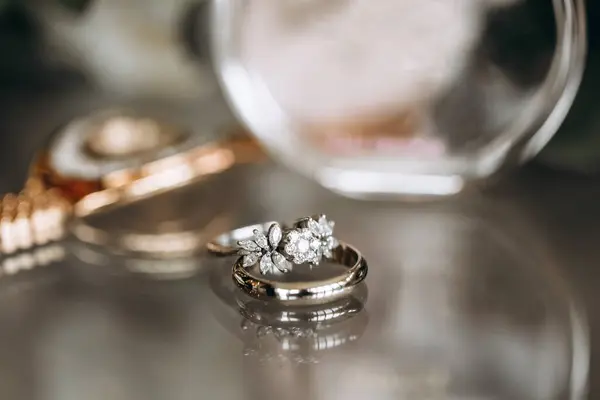Jegygyűrűk Menyasszony Vőlegény Drágakövekkel Közelkép Esküvői Tartozék Arany Gyűrűk Gyémántokkal — Stock Fotó
