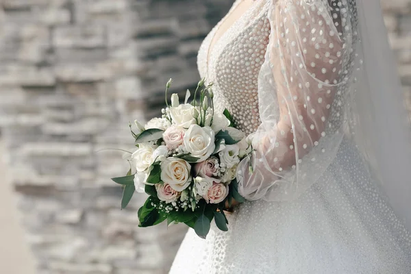Die Braut Hält Einen Strauß Rosen Nahaufnahme Brautstrauß Aus Weißen — Stockfoto