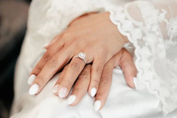 Nahaufnahme Eines Wunderschönen Eherings Mit Einem Edelstein Finger Der Braut — Stockfoto