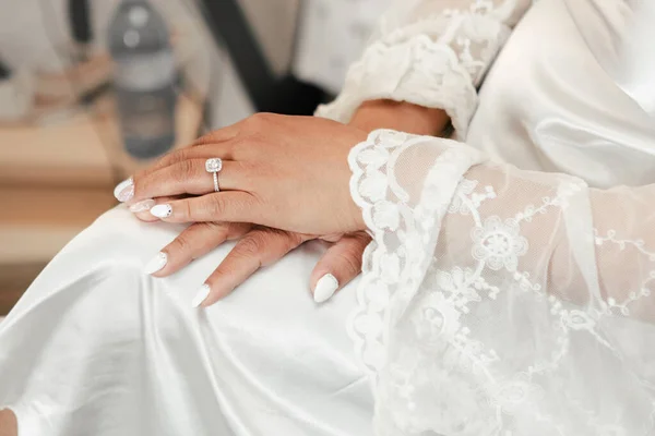 Prachtige Trouwgouden Ring Met Een Edelsteen Vinger Van Bruid Close — Stockfoto