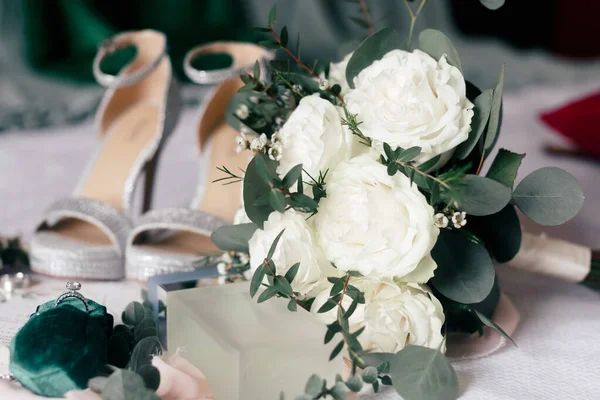 光彩夺目的高跟鞋 一束玫瑰和一枚宝石婚戒 以鞋子 花束和新娘特写戒指的形式婚礼传统饰物 — 图库照片