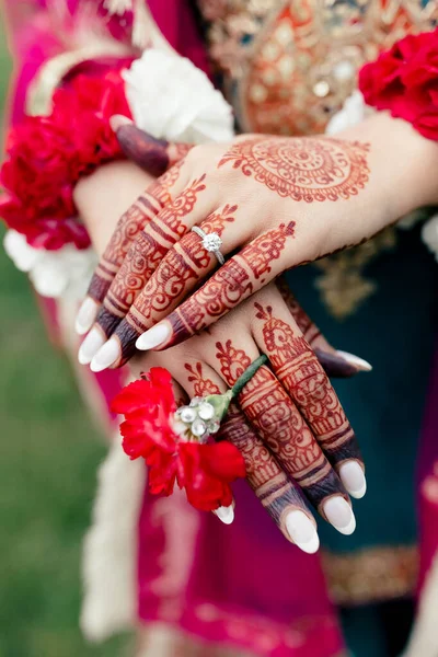 Die Hände Der Indischen Braut Sind Mit Blumen Und Lockigen — Stockfoto