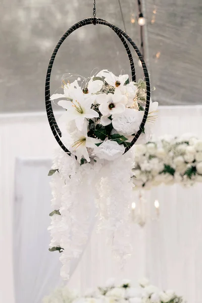 装饰元素 以悬挂白色兰花的形式参加婚礼 漂亮的白色花朵装饰在婚礼拱门的后面 婚礼的筹备和装饰 — 图库照片