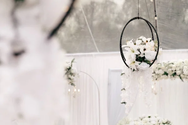装饰元素 以悬挂白色兰花的形式参加婚礼 漂亮的白色花朵装饰在婚礼拱门的后面 婚礼的筹备和装饰 — 图库照片