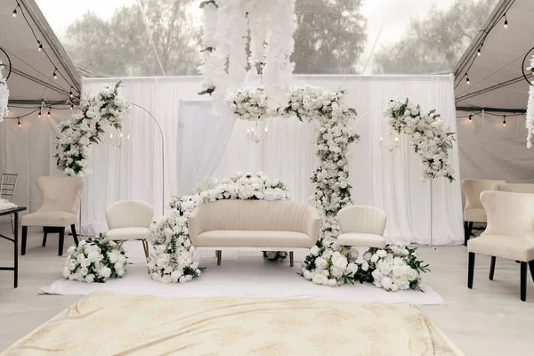 Bela Decoração Para Cerimônia Casamento Forma Sofá Flores Brancas Arco — Fotografia de Stock