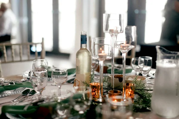 Een Fles Witte Wijn Glazen Bekers Een Tafel Een Restaurant — Stockfoto