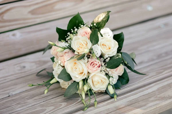 婚礼花束白色和粉红色的玫瑰在木制长椅上 美丽的新娘玫瑰束 新娘花束形式的传统婚礼饰物 — 图库照片