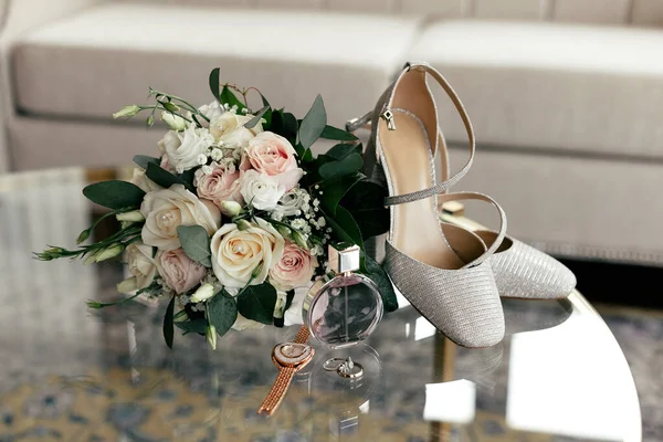 新娘以玫瑰束 高跟鞋 结婚戒指和香水等形式配饰的婚纱 新娘的一束白玫瑰 闪亮的新娘鞋 结婚戒指和香水 — 图库照片