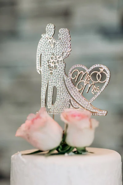 Весільний Торт Прикрашений Трояндами Статуеткою Вигляді Нареченого Нареченого Фігурка Вигляді — стокове фото
