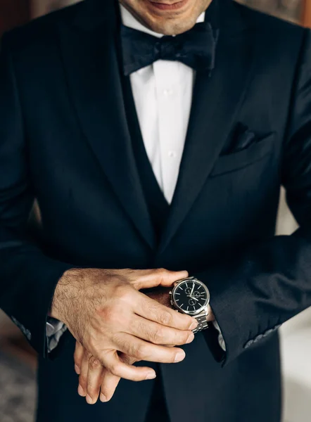Homem Fato Clássico Gravata Borboleta Está Usar Relógio Pulso Homem Imagens De Bancos De Imagens Sem Royalties