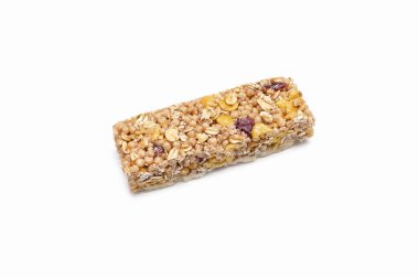 Beyaz izole bir zemin üzerinde yulaf ezmesi ve böğürtlenlerden yapılmış müsli barı. Sağlıklı tatlı atıştırmalığı. Mısır gevreği, fındıklı müsli, yulaf ezmesi ve böğürtlen beyaz arka planda. Lezzetli ve sağlıklı tatlı.