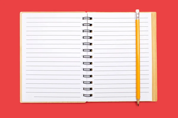 Caderno Aberto Com Uma Encadernação Lápis Amarelo Sobre Fundo Vermelho — Fotografia de Stock
