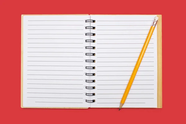赤い背景に結合と黄色の鉛筆で開いたノートブック 上部ビューに空白のシートを含むメモ帳を開きます テキストのための無料スペース デザインに使用する準備ができて空白のノートブックページ — ストック写真