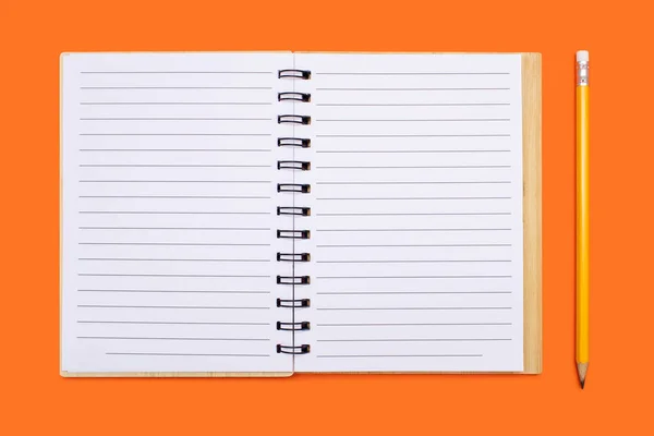 Otwarty Notatnik Oprawą Żółtym Ołówkiem Pomarańczowym Tle Otwórz Notatnik Pustymi — Zdjęcie stockowe