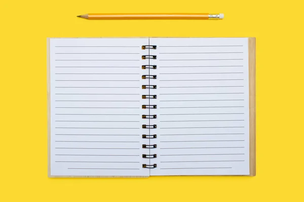 黄色の背景に結合と鉛筆で開いたノートブック 上部ビューに空白のシートを含むメモ帳を開きます テキストのための無料スペース デザインに使用する準備ができて空白のノートブックページ — ストック写真
