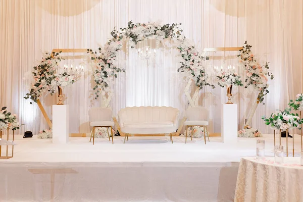 Bela Decoração Para Cerimônia Casamento Forma Sofá Flores Brancas Arco — Fotografia de Stock
