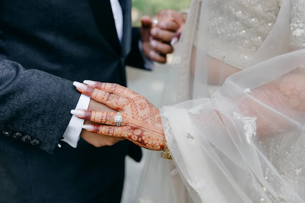 Die Hände Einer Indischen Braut Sind Mit Traditionellen Henna Mustern — Stockfoto