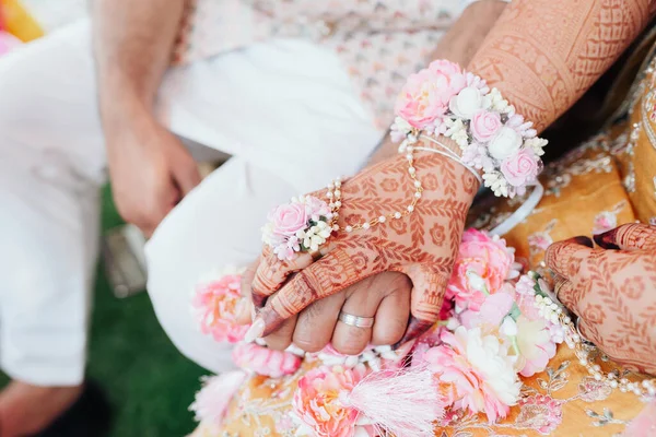 Die Hände Der Indischen Braut Sind Mit Traditionellen Mustern Und — Stockfoto
