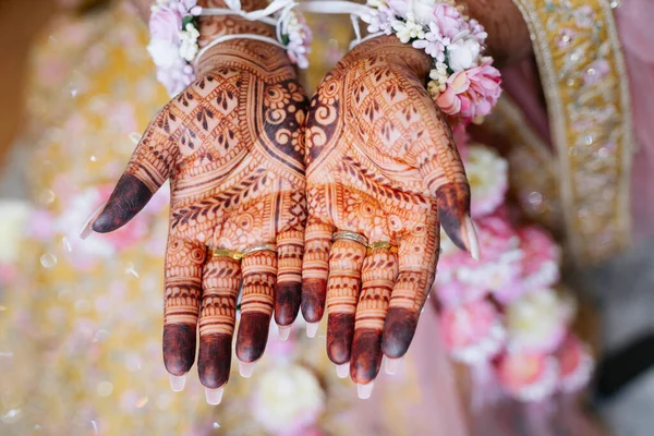 Die Hände Einer Indischen Braut Sind Mit Henna Mustern Und — Stockfoto