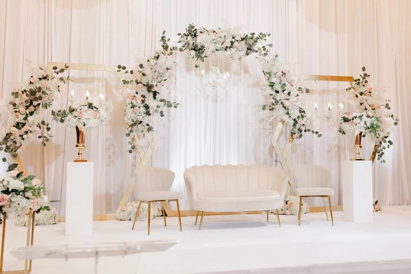 Beautiful Decor Wedding Ceremony Form Sofa White Flowers Wedding Arch — Stock Photo, Image