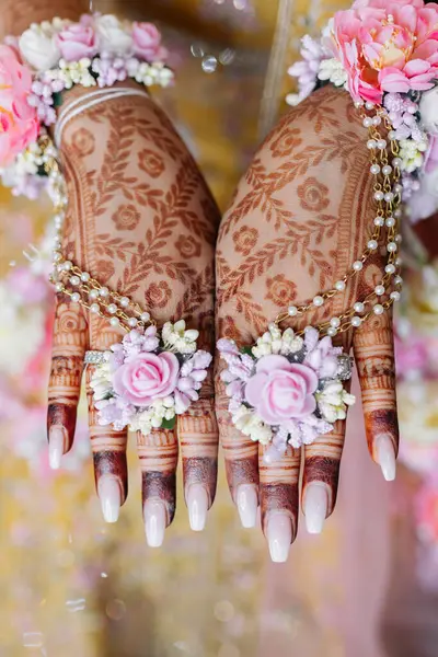 Die Hände Der Indischen Braut Sind Mit Henna Blumen Und — Stockfoto