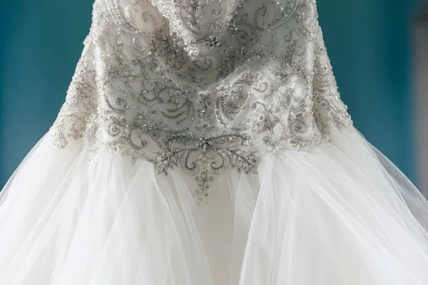 Brudens Brudklänning Utsmyckad Med Glittrande Mönster Midjan Den Klassiska Traditionella — Stockfoto