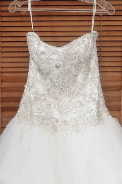 Белое Свадебное Платье Невесты Висит Вешалке Классическое Традиционное Платье Подружки — стоковое фото