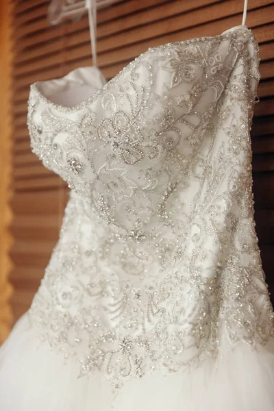 Свадебное Платье Красивой Невесты Украшено Узорами Блестящих Камней Свадебное Платье — стоковое фото