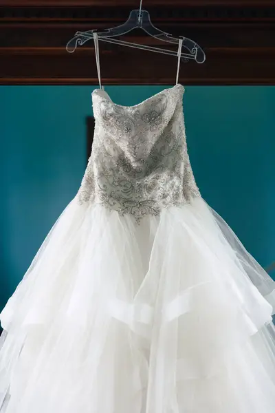 Bruidsjurk Hangt Aan Een Hanger Tegen Achtergrond Van Een Spiegel — Stockfoto