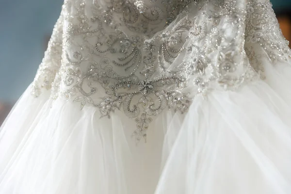 花嫁のウェディングドレスはウエストの輝くパターンで飾られています 式の日に花嫁の伝統的な白いドレス ブライドのドレスが近づいた — ストック写真