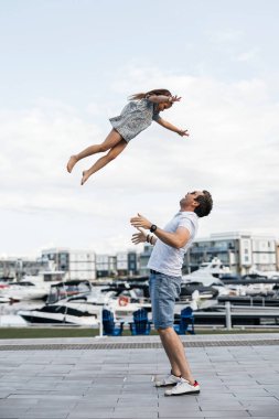 Mutlu bir baba küçük kızını fırlatır ve onu yakalar. Baba ve kızı birlikte yürürken eğleniyorlar. Mutlu çocukluk ve babalık. Neşeli baba ve mutlu kızı