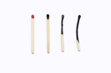 Yanan kibritler beyaz arka planda izole edilmiş. Üst üste kibrit yakmanın farklı aşamaları. Beyaz üzerine tam ve yanmış kibritler ve metin için boşluk.