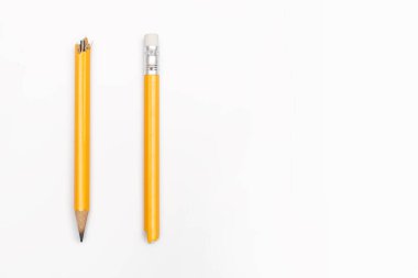 Beyaz yatay arkaplanda kırık kalem ve yazı için boş alan var. Grafit sarı kalemi duygular, stres, saldırganlık, çalışmada sorunlar, iş yerinde sorunlar üzerine iki parçaya ayrılmış.