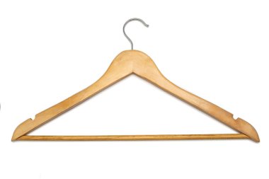 Beyaz arka planda boş ahşap askı izole edildi. Elbise askılarının üzerinde ve içinde potansiyel kopya alanı var. Beyaz arkaplandaki bir elbise askısı kıyafetsiz boştur..