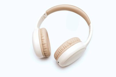 Kablosuz Bluetooth kulaklıklar beyaz arka planda izole edilmiş. Oyun oynamak ve müzik parçaları dinlemek için beyaz kablosuz kulaklıkları kapatın.