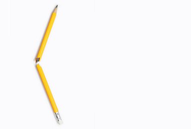 Beyaz arka planda kırık kalem yakın plan ve metin için boş alan. Grafit sarı kalem, ortada kırık, duyguların dışavurumu, stres, saldırganlık, çalışmada sorunlar, iş yerinde sorunlar