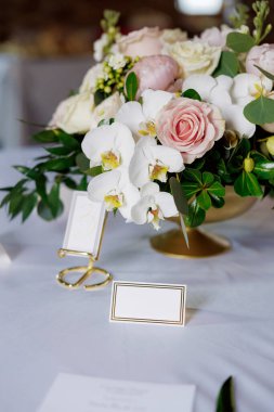 Restoranda bir masa ve taze çiçek şeklinde dekorasyon. Güzel taze çiçekler restoranda bir masayı süslüyor.