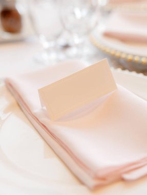 Tasarımcının yazıtları için üzerinde boş etiket olan güzel bir tabak. Çok güzel bir lüks plaka. Restoran etiketine metin yazmak için boş alan